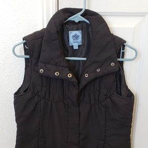 Sleeveless jacket